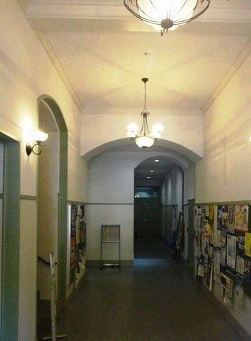 京都大学旧物理学実験場廊下（現学生部）