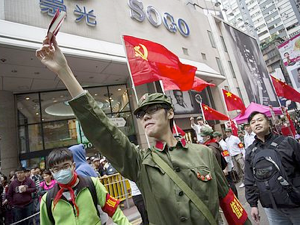 ※ 写真は時事通信社。中国人観光客の増加に抗議して、紅衛兵のコスチュームに身を固め「中国人は中国から出るな」を訴えるデモ隊