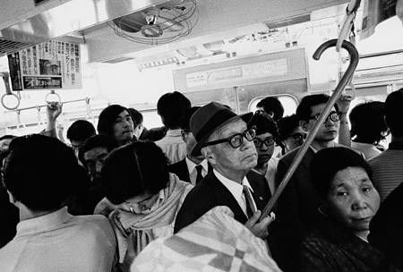 1970年当時の電車車内（写真家 野上眞宏さん撮影）