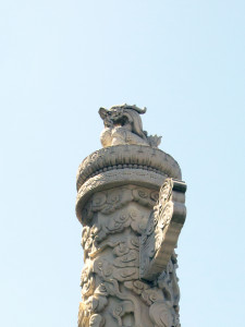 横浜中華街の関帝廟敷地内にある龍柱トップ