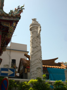 横浜中華街の関帝廟敷地内にある龍柱