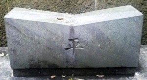 「平」と刻まれた墓石